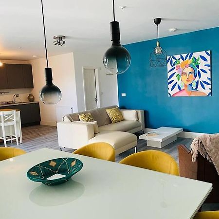 Stunning Huge Openplan 2Bed Flat Apartman Woking Kültér fotó