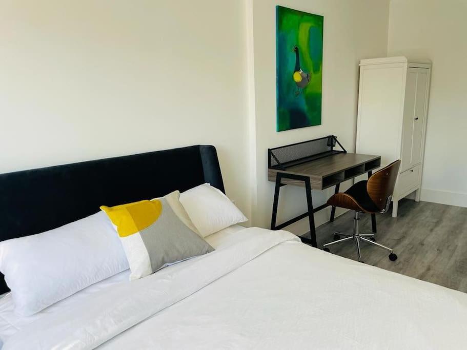 Stunning Huge Openplan 2Bed Flat Apartman Woking Kültér fotó
