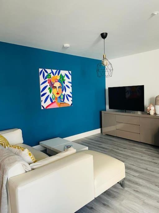 Stunning Huge Openplan 2Bed Flat Apartman Woking Kültér fotó
