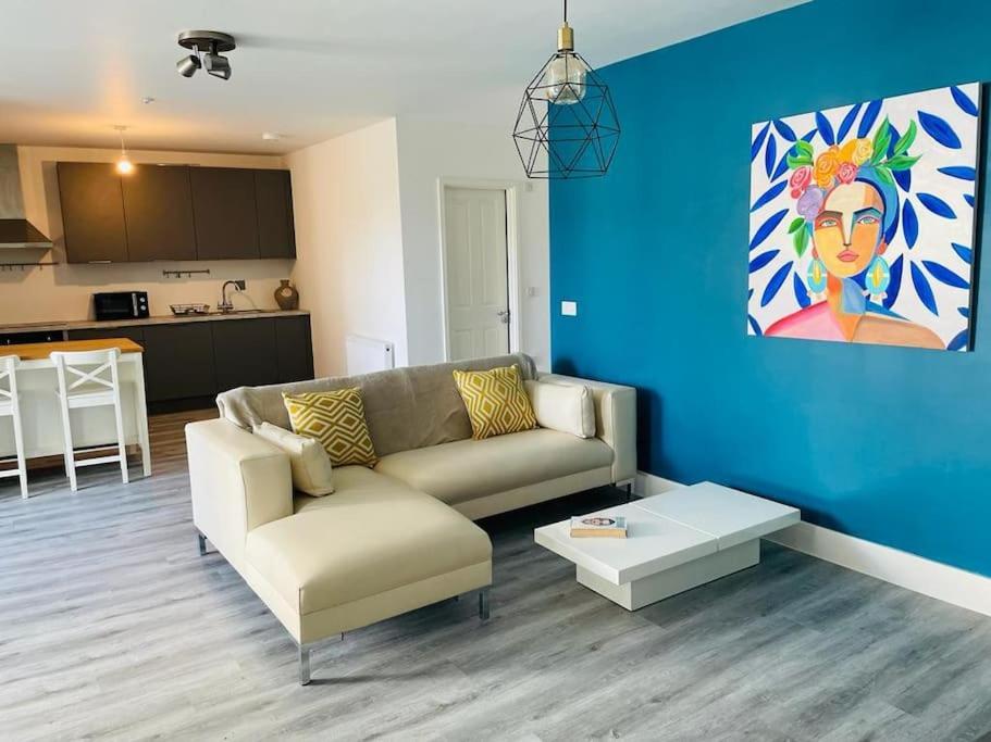 Stunning Huge Openplan 2Bed Flat Apartman Woking Kültér fotó
