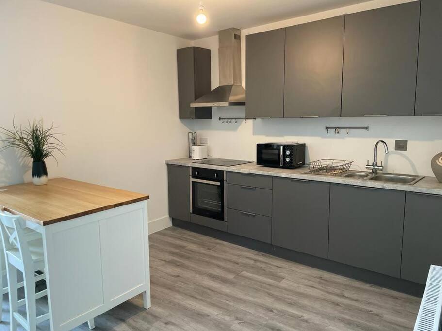 Stunning Huge Openplan 2Bed Flat Apartman Woking Kültér fotó