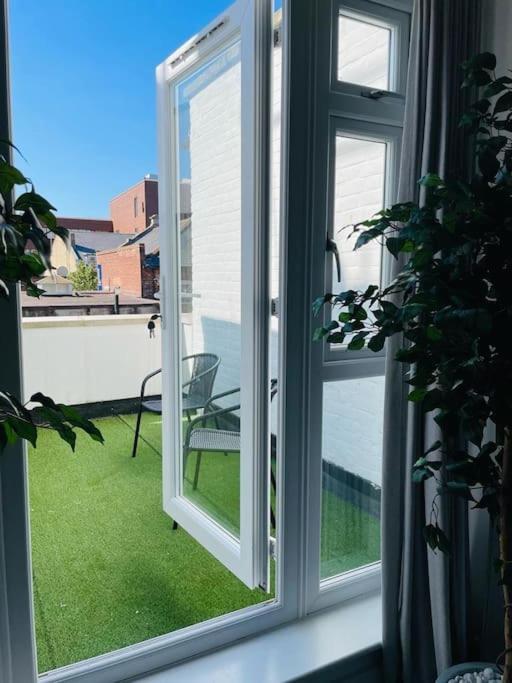 Stunning Huge Openplan 2Bed Flat Apartman Woking Kültér fotó