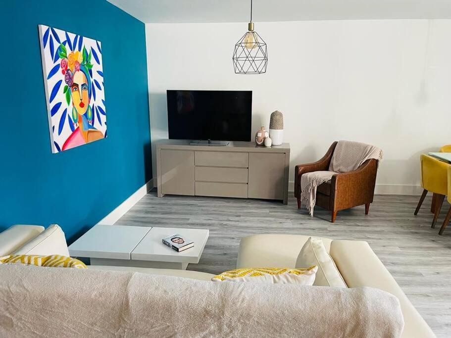 Stunning Huge Openplan 2Bed Flat Apartman Woking Kültér fotó