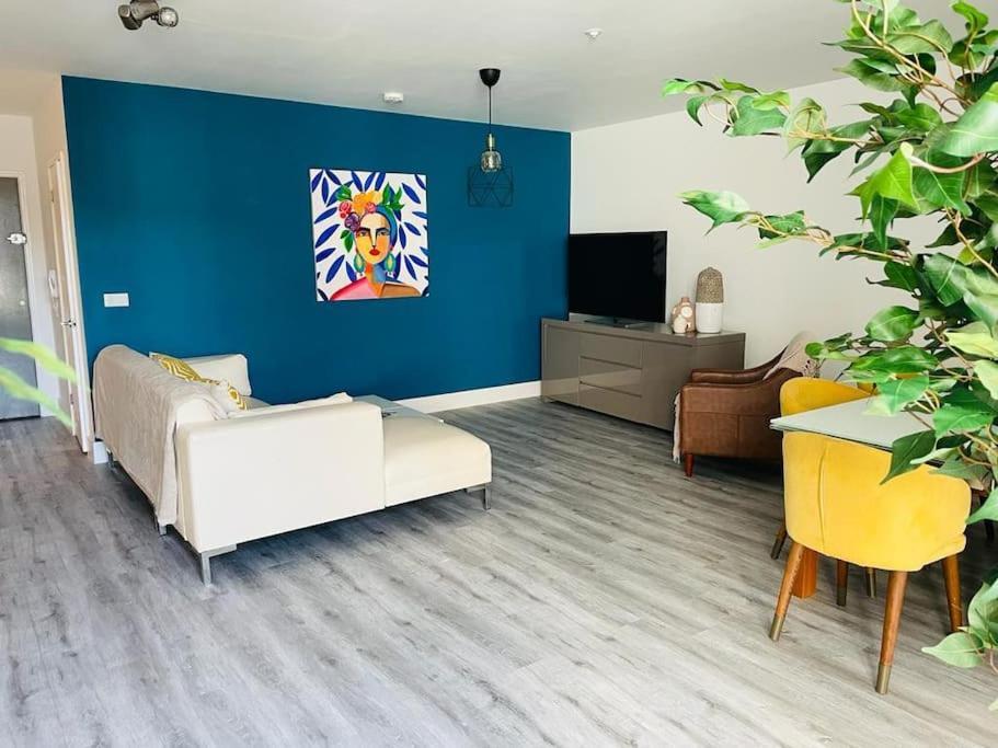 Stunning Huge Openplan 2Bed Flat Apartman Woking Kültér fotó