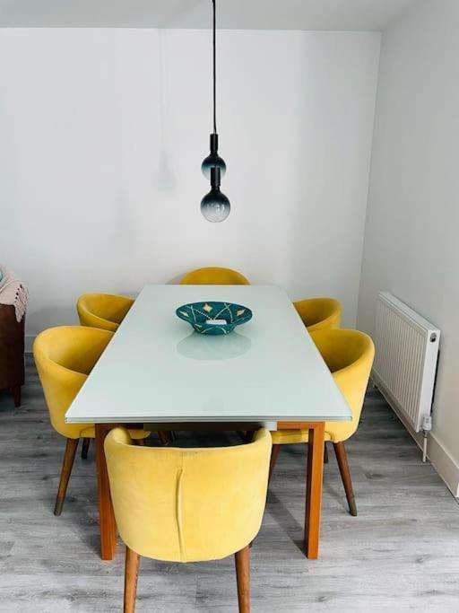 Stunning Huge Openplan 2Bed Flat Apartman Woking Kültér fotó