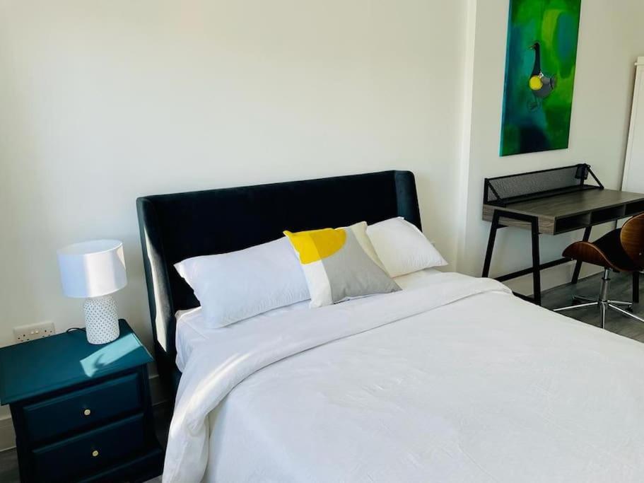 Stunning Huge Openplan 2Bed Flat Apartman Woking Kültér fotó