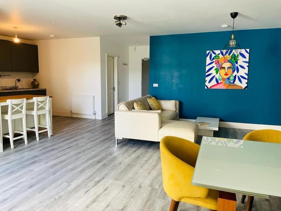 Stunning Huge Openplan 2Bed Flat Apartman Woking Kültér fotó