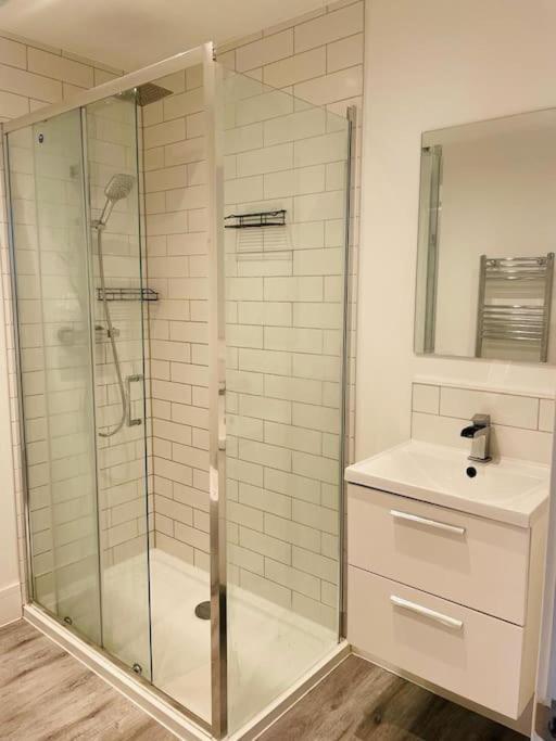 Stunning Huge Openplan 2Bed Flat Apartman Woking Kültér fotó