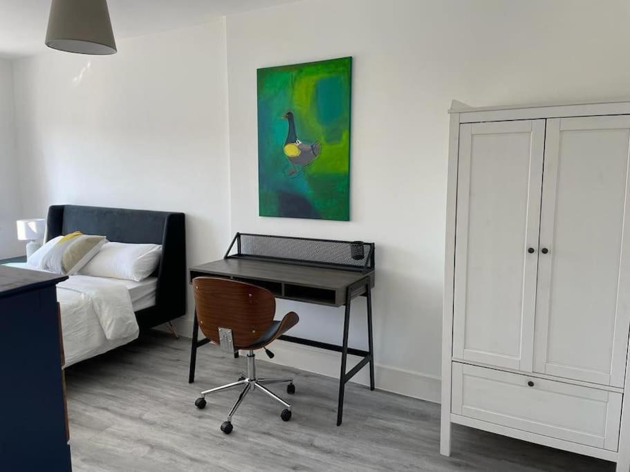 Stunning Huge Openplan 2Bed Flat Apartman Woking Kültér fotó