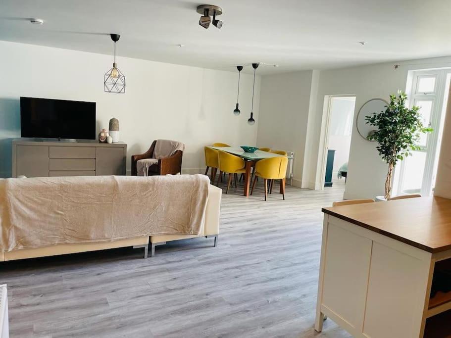 Stunning Huge Openplan 2Bed Flat Apartman Woking Kültér fotó