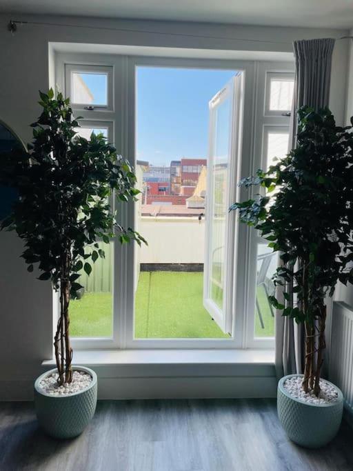 Stunning Huge Openplan 2Bed Flat Apartman Woking Kültér fotó