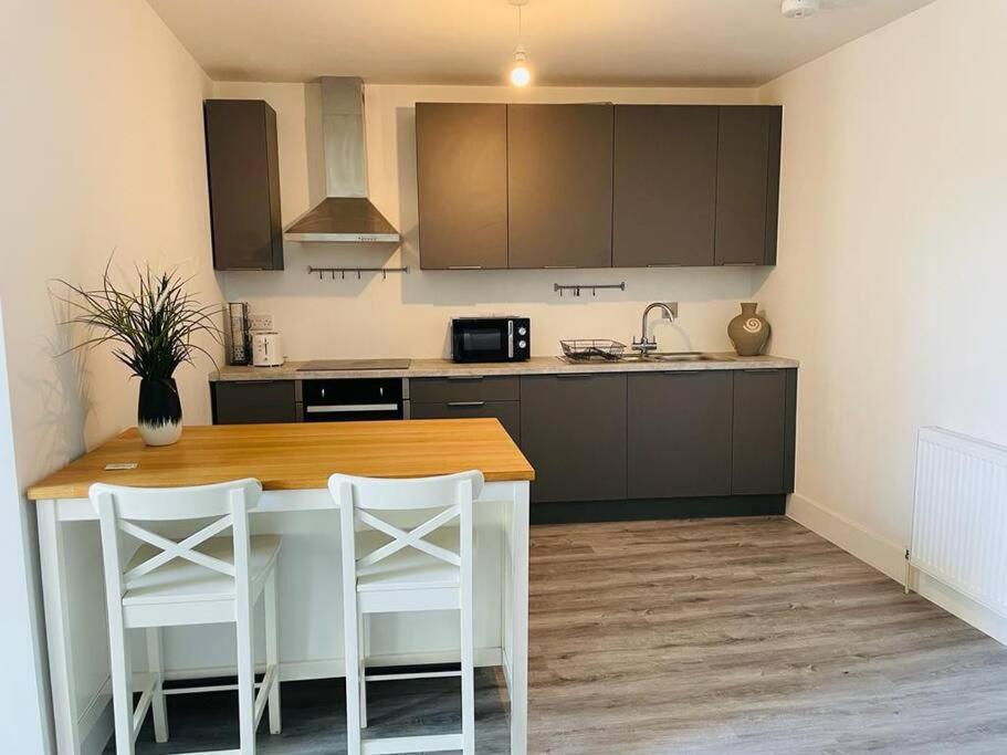Stunning Huge Openplan 2Bed Flat Apartman Woking Kültér fotó
