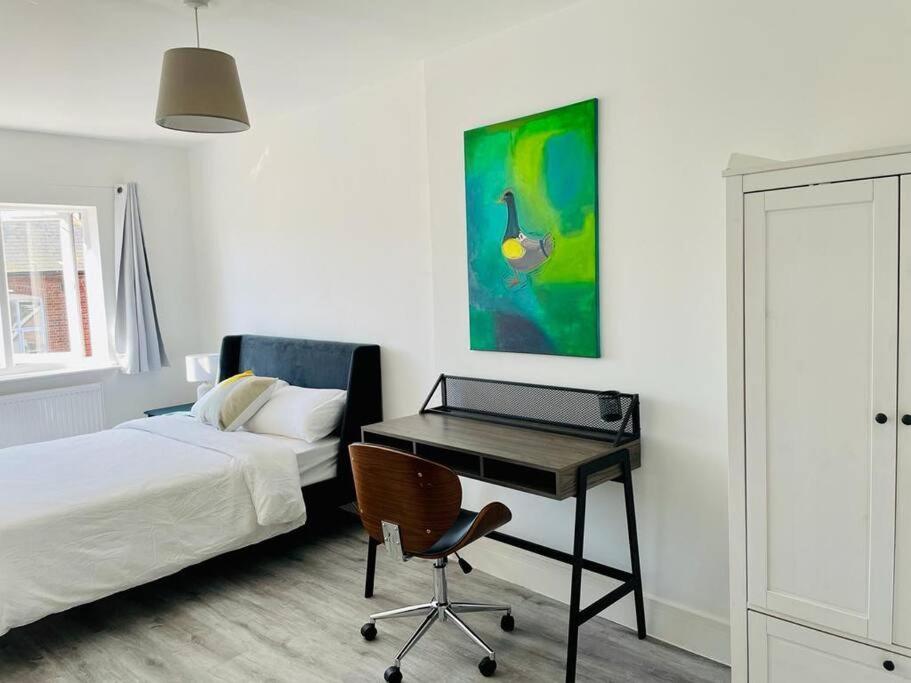 Stunning Huge Openplan 2Bed Flat Apartman Woking Kültér fotó